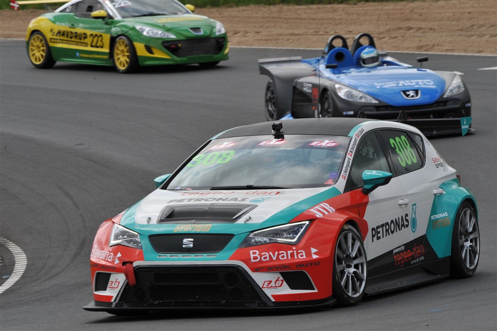Der var både våd og tør asfalt, da finalen i Danish Endurance Championship blev kørt på Padborg Park lørdag eftermiddag.
(Foto: Morten Alstrup)